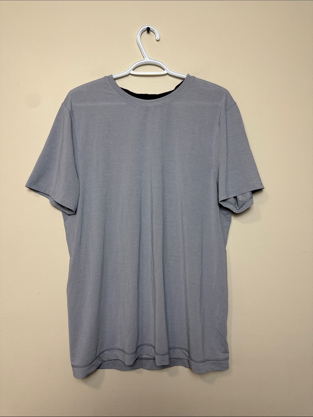 Lululemon  Lightweight Crew Neck T-Shirt - size L